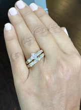 Load image into Gallery viewer, Kite Style Princess Cut And Round and Baguettes Cut Sides IGI Certified Diamond Engagement Ring And Band 14k Solid Yellow Gold 2.20ctw F-VS2