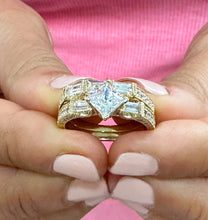 Load image into Gallery viewer, Kite Style Princess Cut And Round and Baguettes Cut Sides IGI Certified Diamond Engagement Ring And Band 14k Solid Yellow Gold 2.20ctw F-VS2