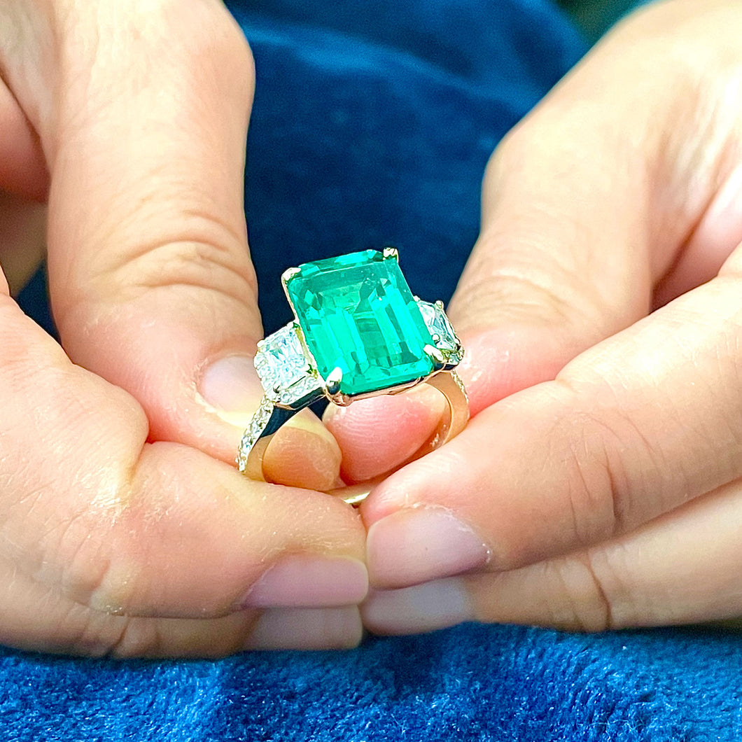 Big 14k solid yellow gold natural green emerald and natural round and cushion cut diamonds ring, bridal, engagement, wedding 5.50ct